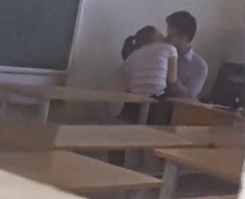Clip thầy giáo ôm hôn nữ sinh trong lớp học 