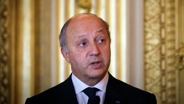 وزير الخارجية الفرنسي ينام خلال إجتماع رسمي بالجزائر.