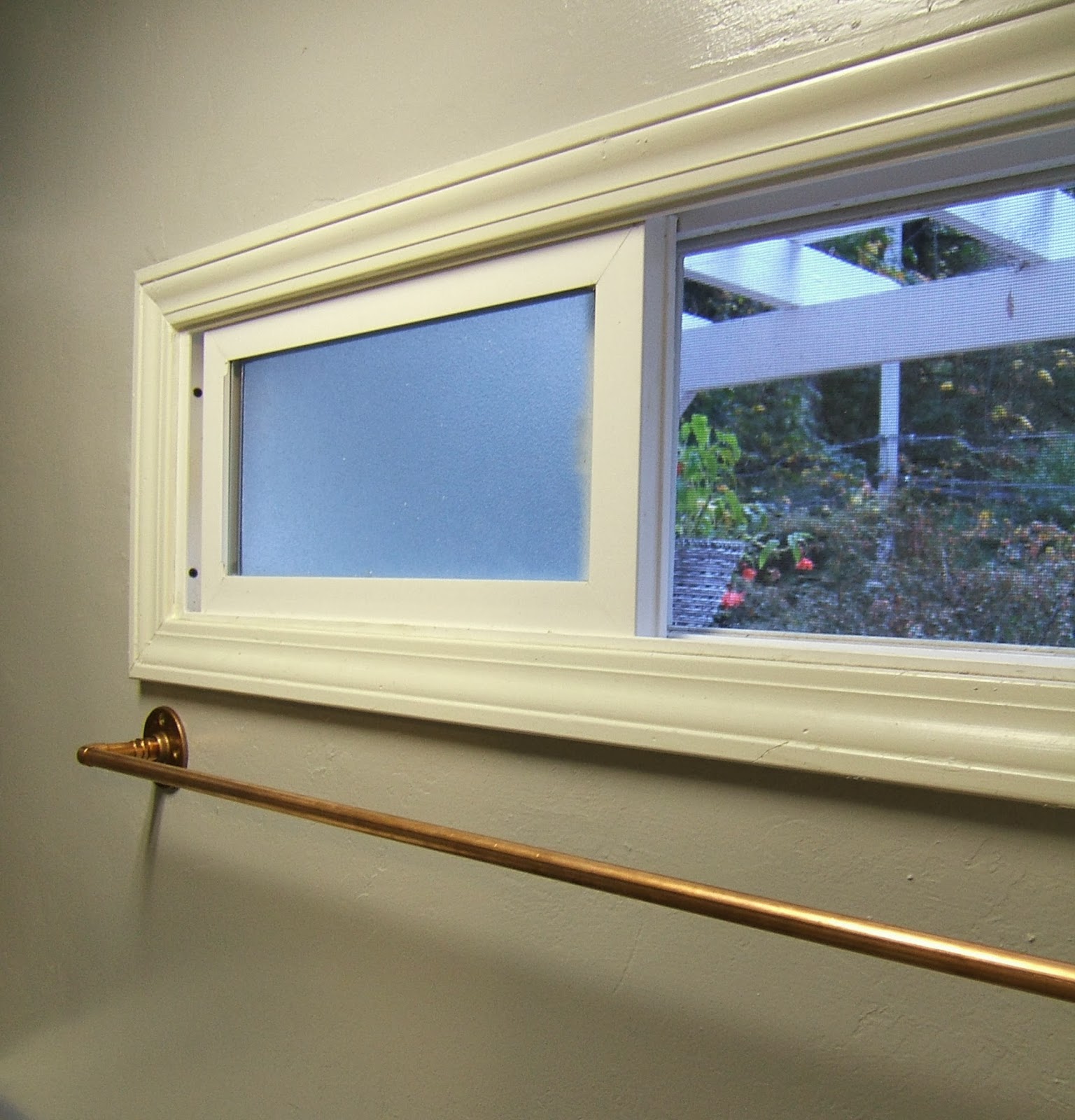 Mounting was simple, 4 standard drywall screws