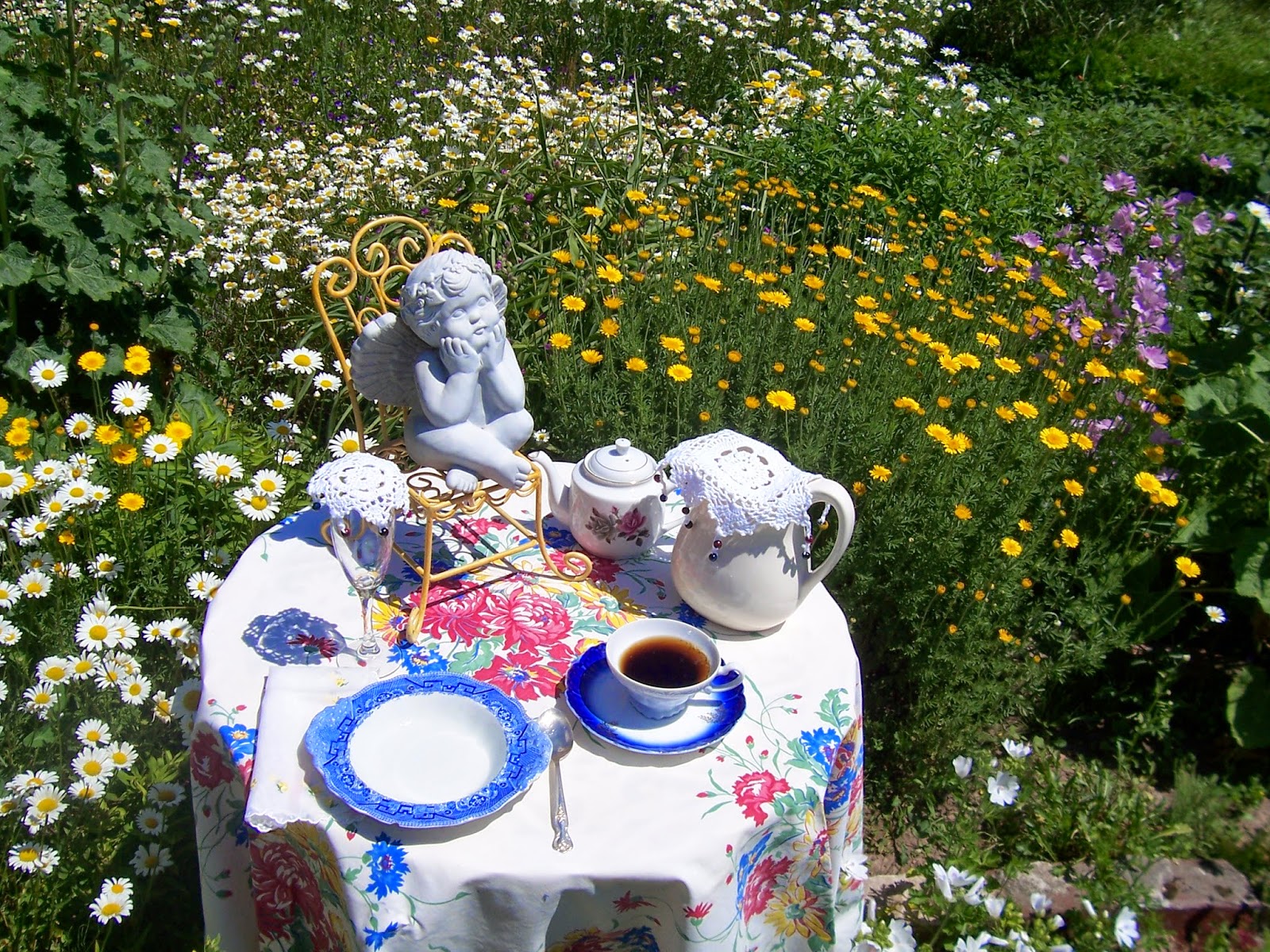 Two Cottages And Tea Daisy Tea