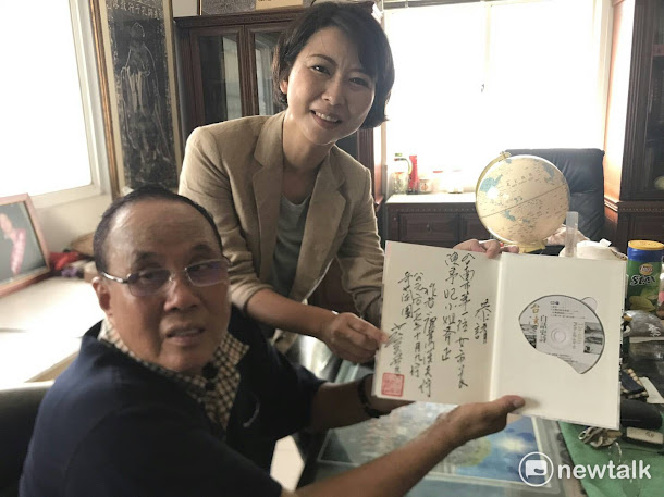 立委陳亭妃向文化界前輩台語詩人「鹿耳門漁夫」蔡奇蘭請益。 立委陳亭妃向文化界前輩台語詩人「鹿耳門漁夫」蔡奇蘭請益。