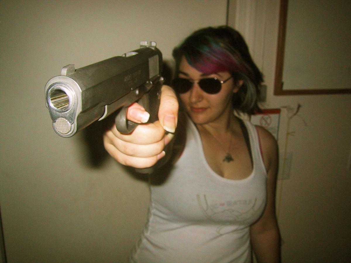 Четыре темнокожих парня вгоняют большие стволы в ротик и манду подруги Четыре темнокожих парня вгоняют большие стволы в ротик и манду подруги