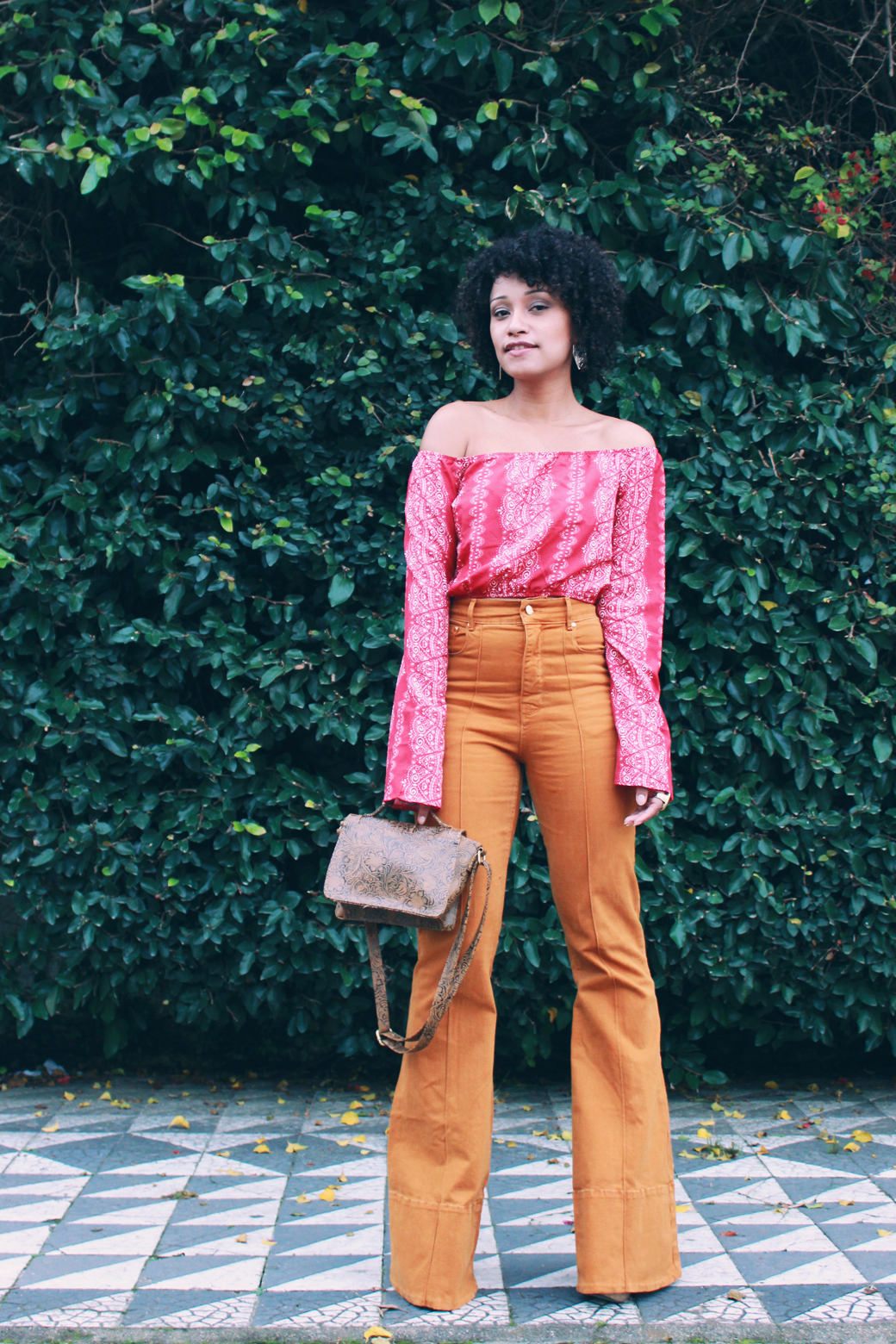 calça flare cor mostarda