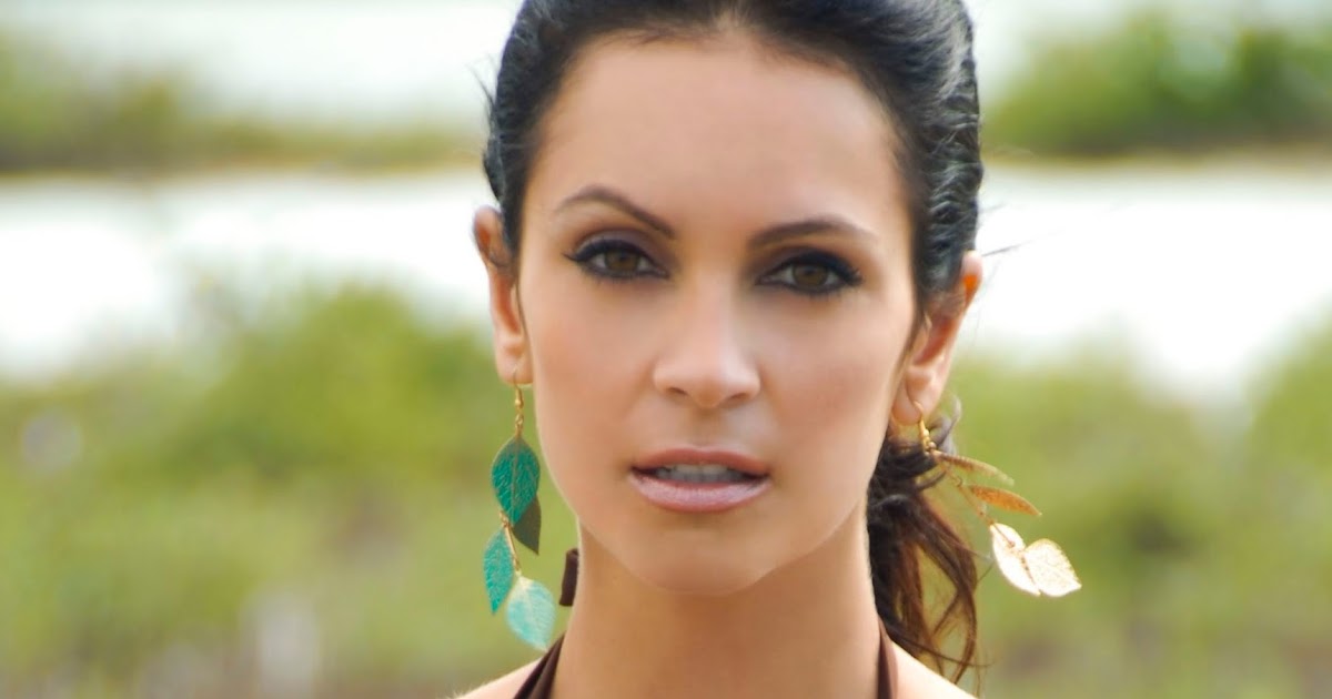 Face Wallpapers: Denise Milani Wallpapers