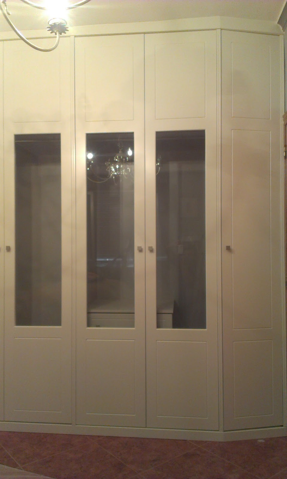 MUEBLES A MEDIDA: Armario de esquina lacado en blanco con 4 puertas con