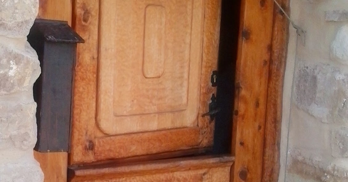 Miguel Sevil. Carpintero: Puerta de madera de Sabina.