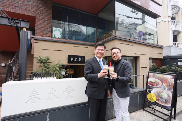 台中世界花博首站海外宣傳來到日本!為了讓日本民眾更瞭解花博與台中農業特色,台中市長林佳龍赴日邀請法國花藝大賽冠軍吳尚洋現場創作花藝,以「聆聽花開的聲音」為題,展現花卉運用多元面向與不同可能性,也傳達花博的美學精神。 台中世界花博首站海外宣傳來到日本!為了讓日本民眾更瞭解花博與台中農業特色,台中市長林佳龍赴日邀請法國花藝大賽冠軍吳尚洋現場創作花藝,以「聆聽花開的聲音」為題,展現花卉運用多元面向與不同可能性,也傳達花博的美學精神。