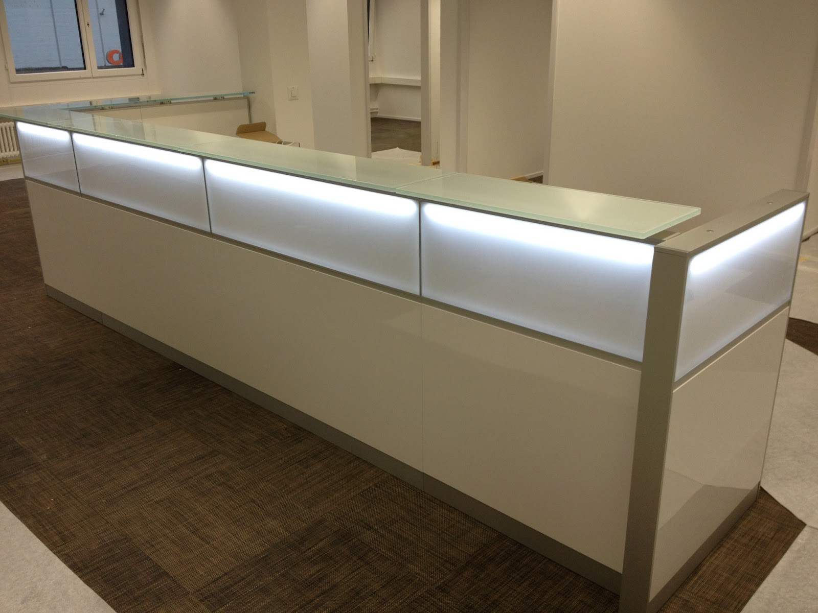 Colour up your office !: Die günstigen Empfangsmöbel mit weißen