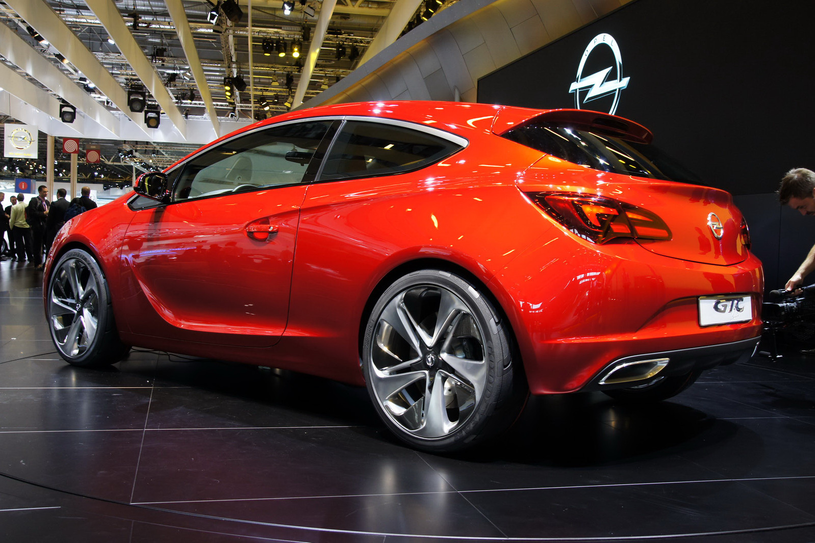 2016 Opel GTC Paris Features