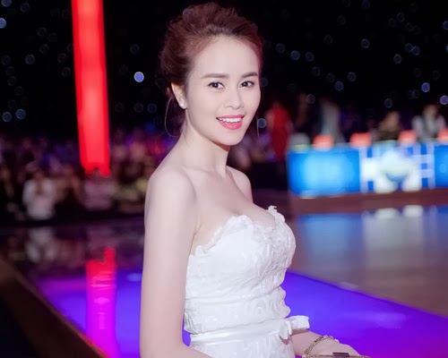 Hot girl Sài Gòn phô làn da trắng nõn