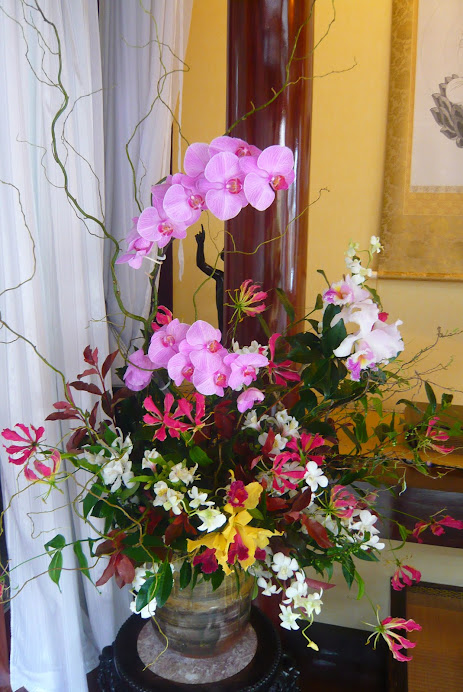 Ikebana kado Dai Shizen , altar do Templo Luz do Oriente.