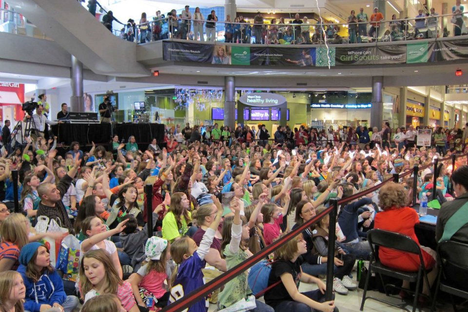 mall crowd