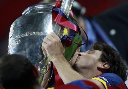 Soccer Splash: Barcelona's Lionel Messi kisses Trophy