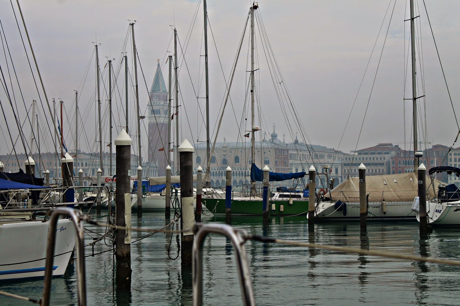 In barca a vela a Venezia Sailing in Venice IL MONDO CAPOVOLTO