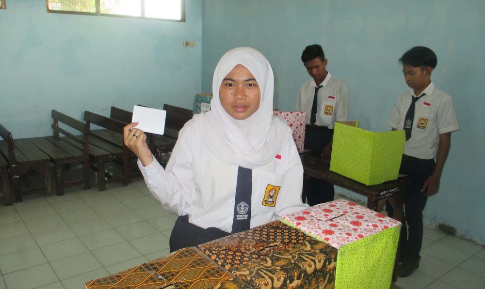 <span class='tit'>Kegiatan OSIS yaitu diadakannya Pemilihan Ketua OSIS tahun pelajaran 2015-2016</span> <