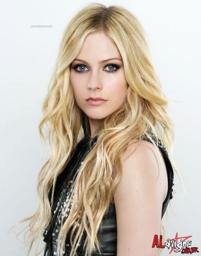 Avril Lavigne beautiful face pose with her long hairstyle