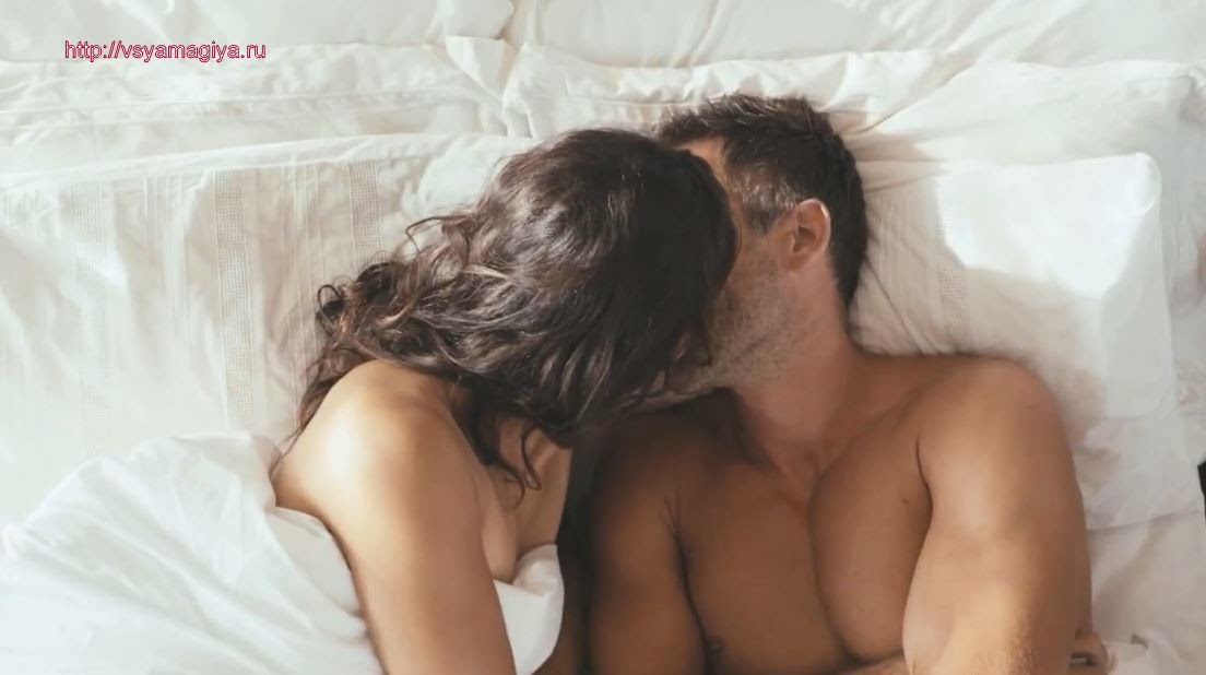 влюбленные целуются в постеле