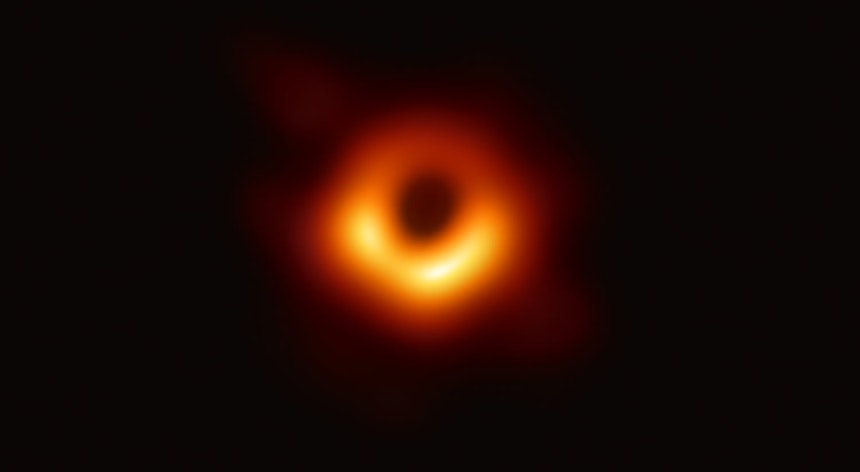 Imagem do primeiro buraco negro