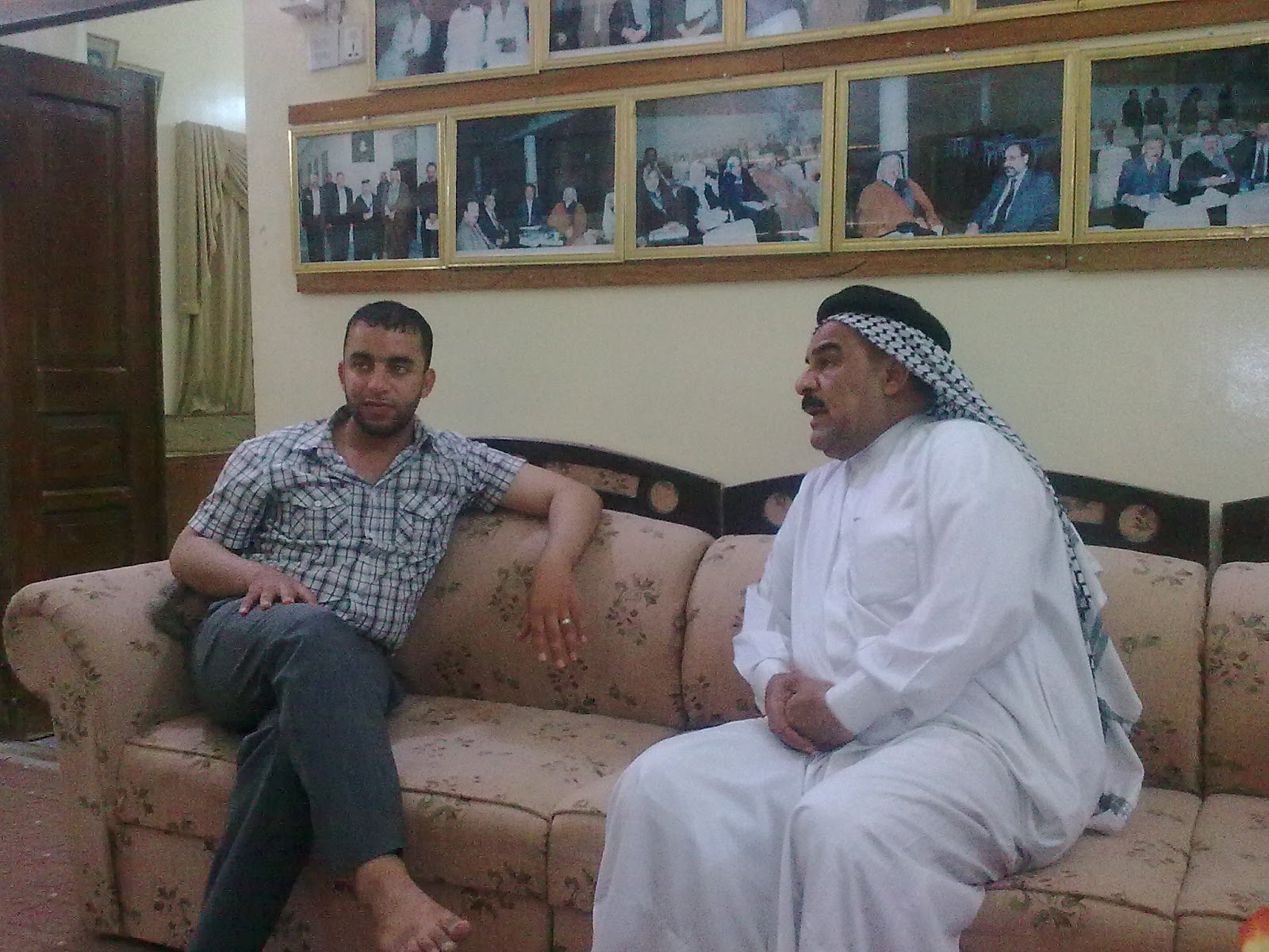 عشيرة آلبو شرجي من عشائر العبودة الشيخ سعد مع الشيخ حسين ال علي ال خيون ال عبيد في خلوة مع الشيخ حول موضوع يخص عشيرة ال مصبح سيد ادخيل