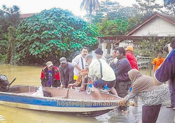 Banjir Terburuk.... Nenek Dato Siti Nurhaliza Terpaksa Di Dukung Naik Bot Ke Hospital