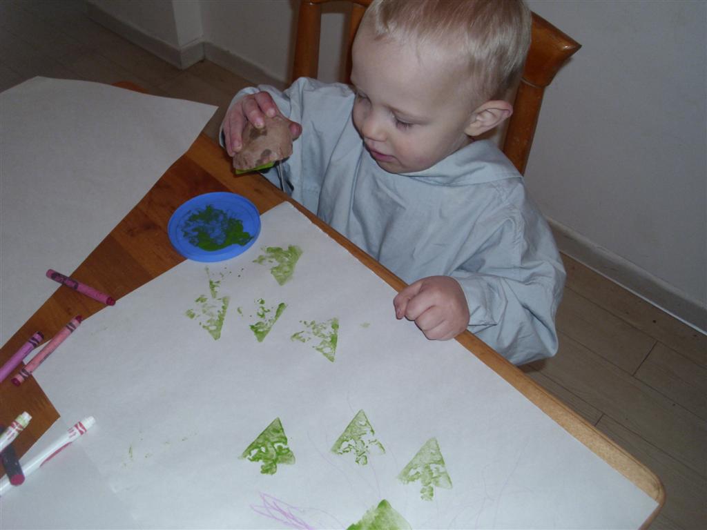 The DoItYourself Mom Christmas Holiday Preschool Craft Potato Stamp