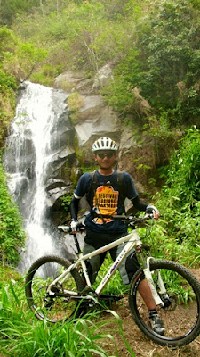 Aku berfoto di depan Coban Cilik.