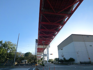 第一突堤交差点の上には、真っ赤な 港大橋が空を覆います