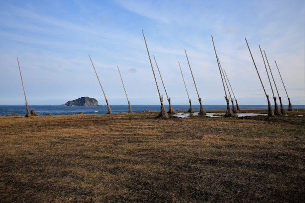 八斗子潮境公園上,一把把巨型掃帚矗立,宛若進入魔法世界 八斗子潮境公園上,一把把巨型掃帚矗立,宛若進入魔法世界