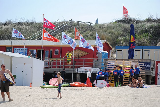 klik op de foto en ga naar ons SURFSCHOOL  blog