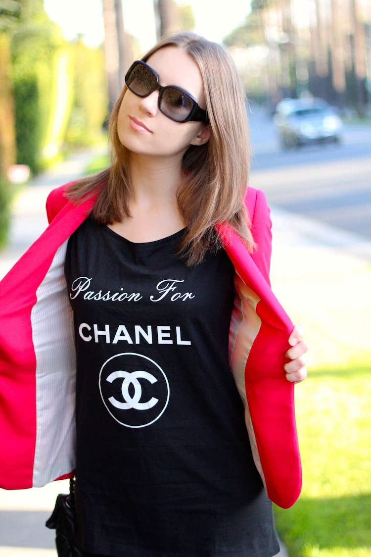 Chanel T-shirt  Chanel t shirt, Chanel shirt, Tshirt style