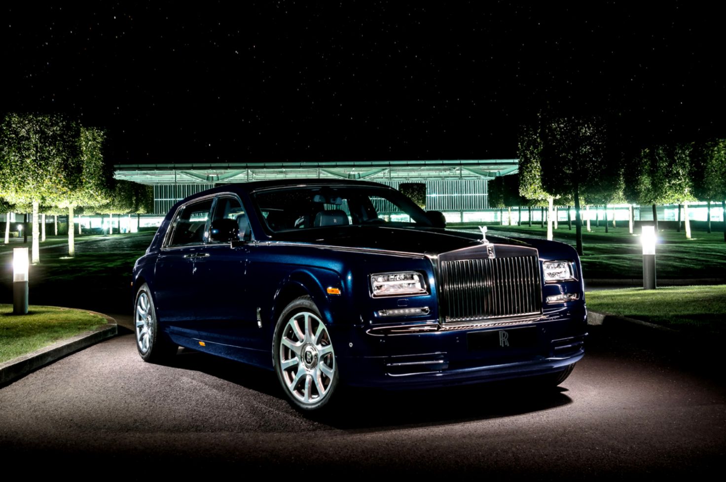 Diamond Studded Rolls Royce Phantom Shines At Dubai Motor Show Diamond Studded Rolls Royce Phantom Shines At Dubai Motor Show