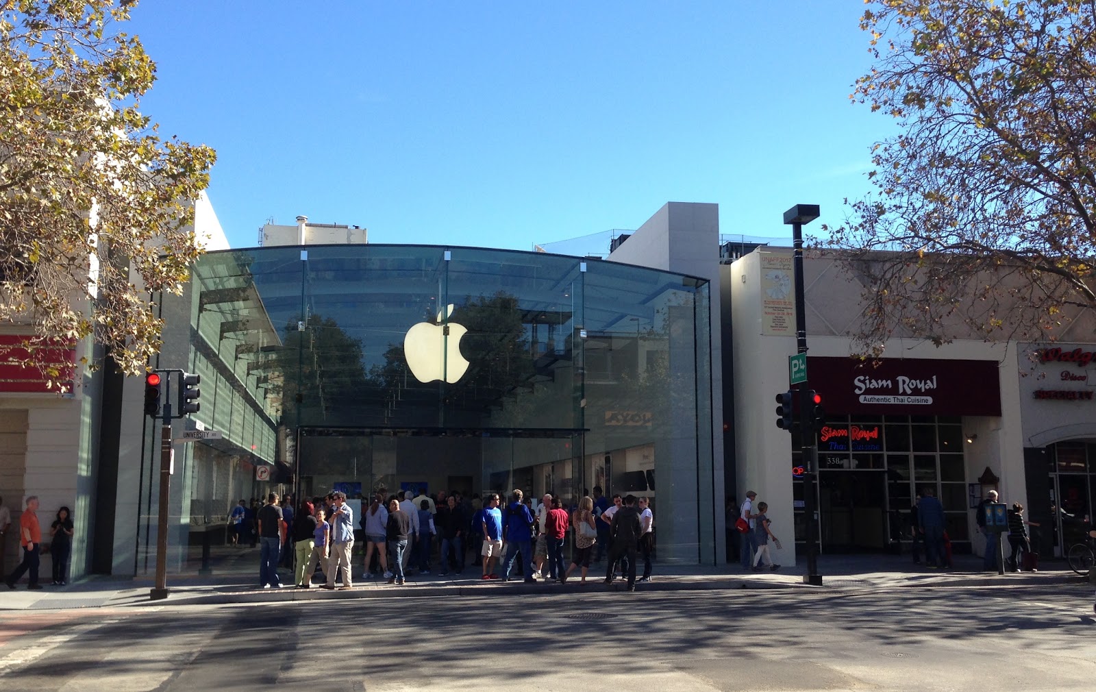 University Avenue, Palo Alto The New Apple Store Opens