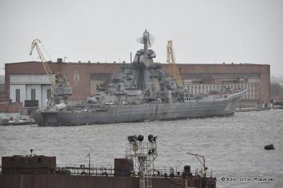 у стенки на "Севмаше" крейсер Нахимов в Севмаше