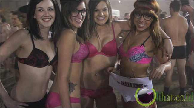 Lomba Lari Dengan Pakaian Dalam Lomba Lari Dengan Pakaian Dalam