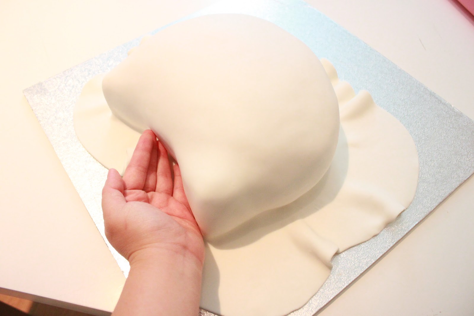 Wee Love Baking 3D Hello Kitty Head Cake Tutorial
