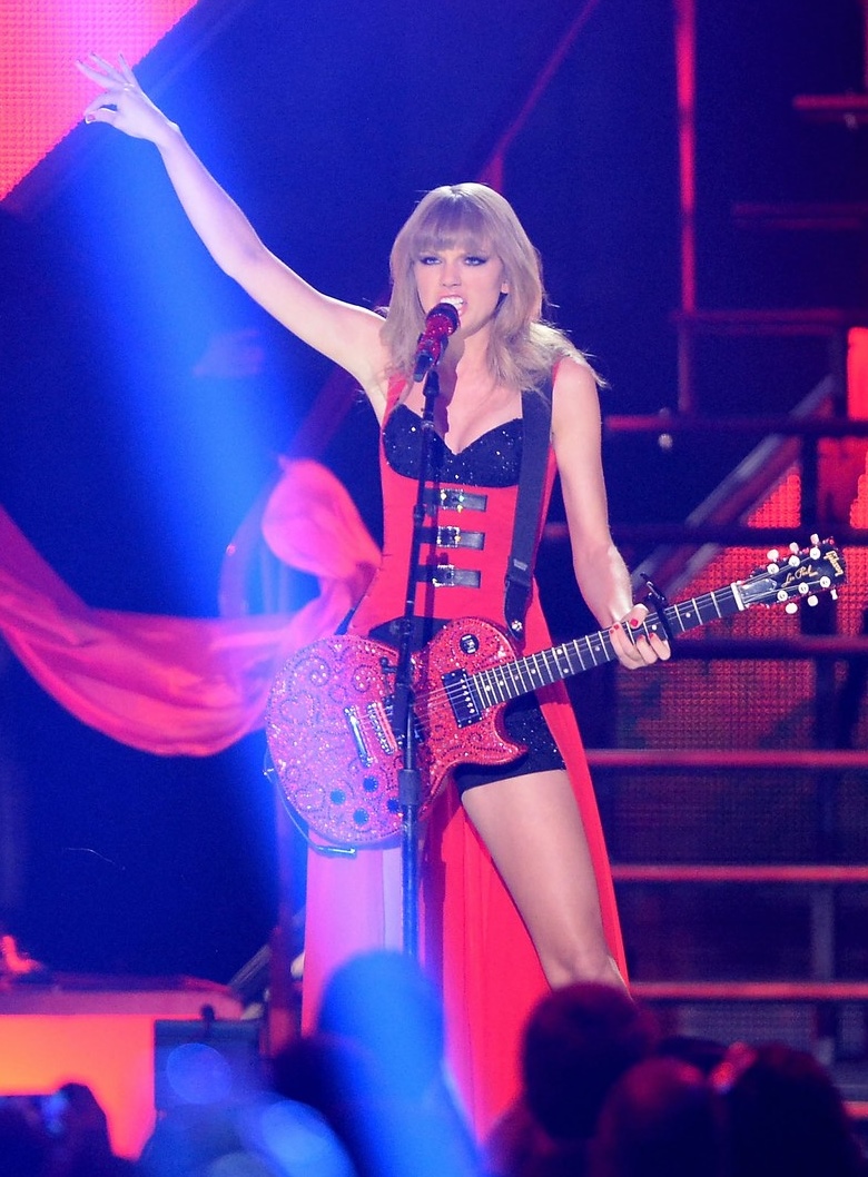 Resultado de imagem para taylor swift cantando ao vivo