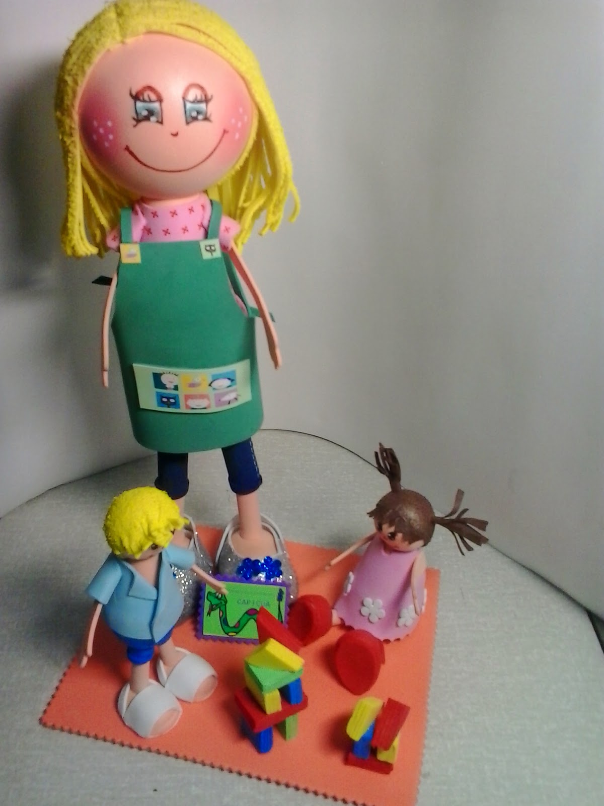 muñeca goma eva profesora