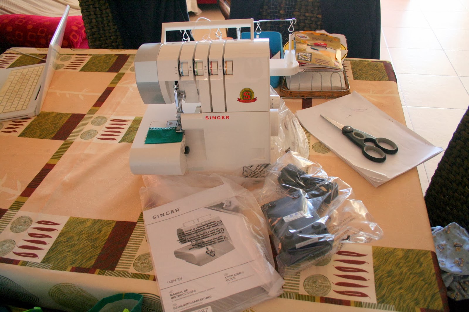 Creando en Gaia ¡¡¡OVERLOCK SINGER EN LIDL!!!! ¡¡¡¡LA TENGO!!!!