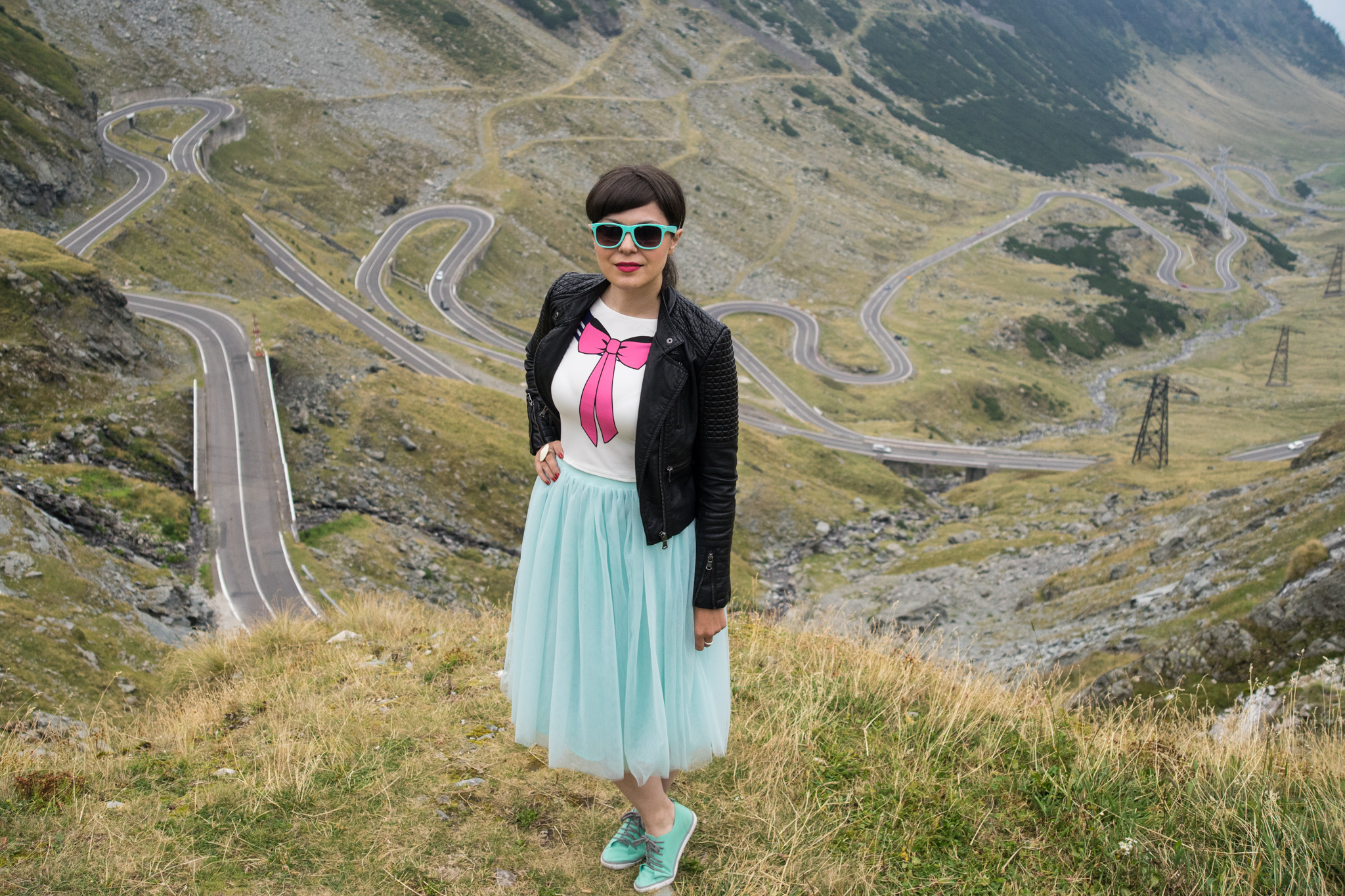 special 30th birthday photo shoot - tutu, bows and colorful balloons koton mint tulle skirt mint sneakers h&m crop top pink bow new yorker leather jacket rockish vibes rock brasov transfagarasan romania 