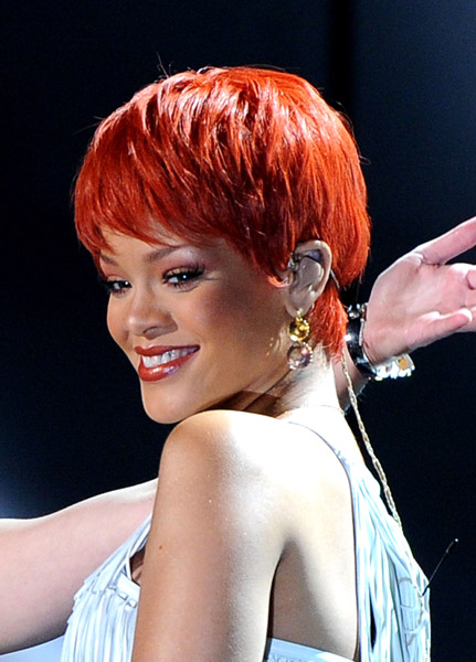 Rihanna Performs With Jennifer Nettles The Country Music Awards