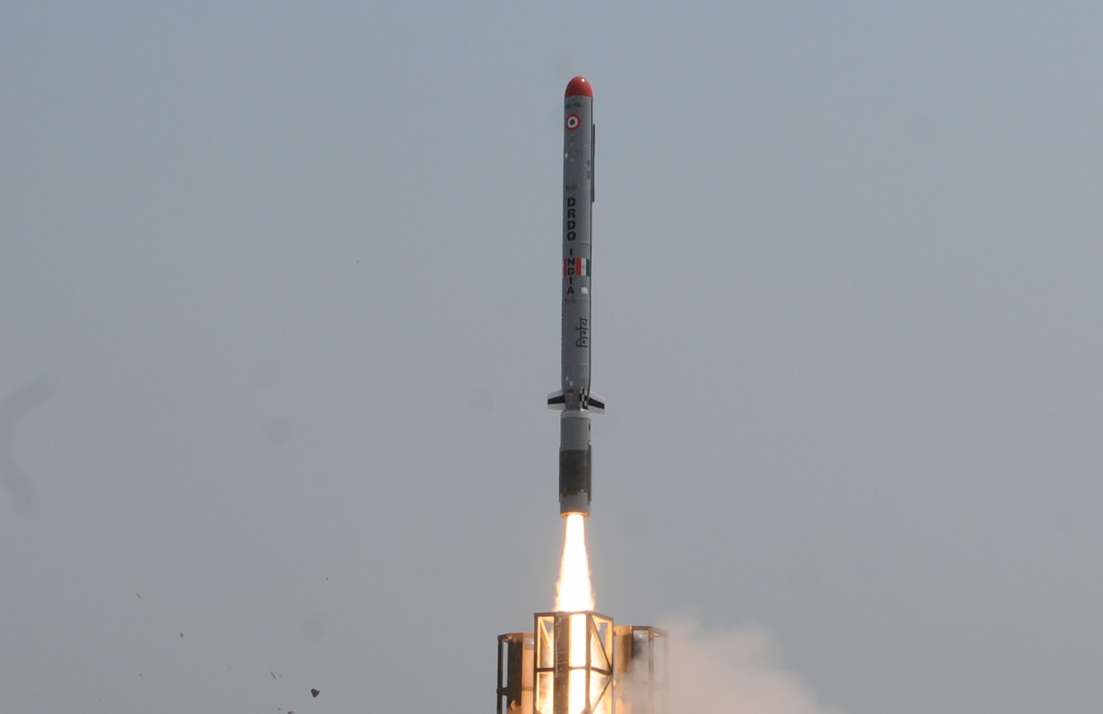 الترسانة الصاروخية الباكستانية! - صفحة 3 India's+sub-sonic+cruise+missile+Nirbhay+deviated+from+the+flight+path+after+it+was+successfully+launched+(1)