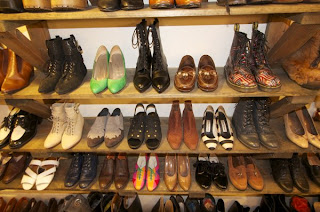 Muestrario de zapatos, bots y snekers vintage en USA