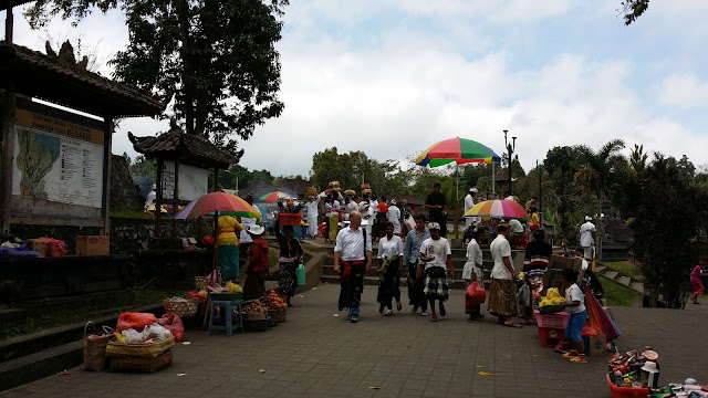 Puestos y tiendas en el acceso a Pura Besakih (Bali)