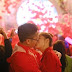 Nụ hôn ‘kinh điển’ của cặp đôi trong đêm giao thừa