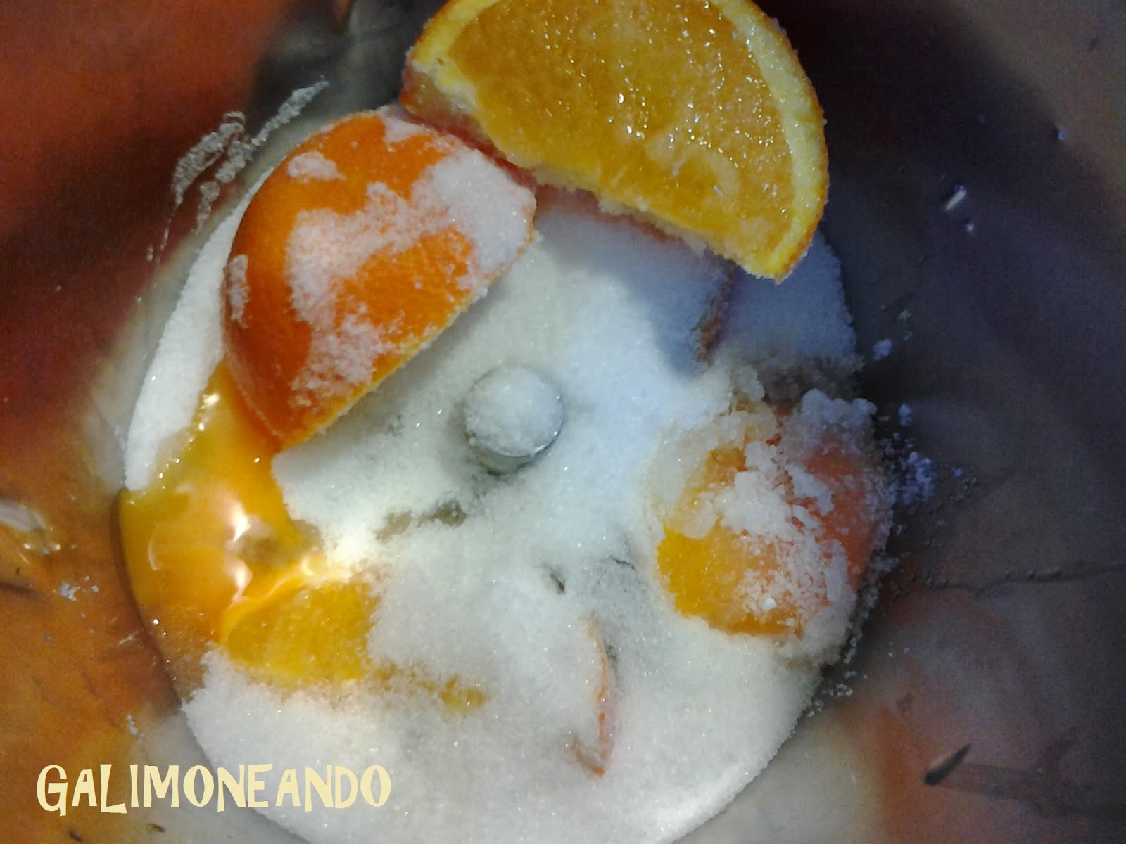 Poner en el vaso la naranja con los huevos y el azúcar GALIMONEANDO