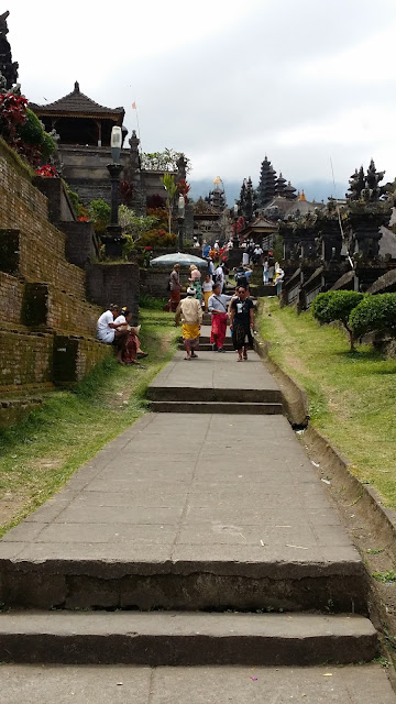 Camino lateral de acceso al complejo de Pura Besakih