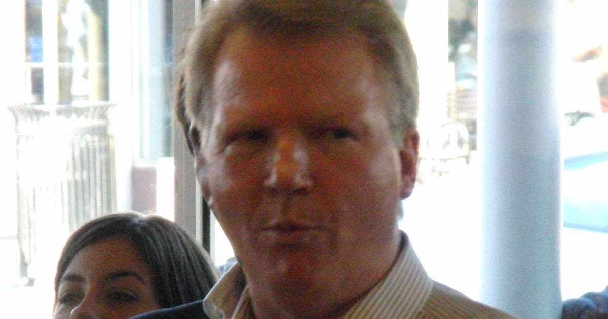 The Paper PC Aetrex Opens Trendy HighTech Shoe Store