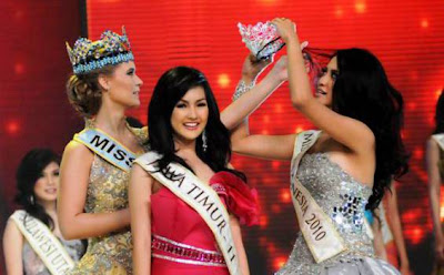 MAHKOTA_NYANGKUT_DIRAMBUT_MISS_INDONESIA_ASTRID_ELLENA_INDRIANA002.JPG