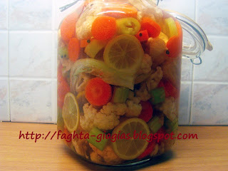 Τα φαγητά της γιαγιάς - Κουνουπίδι τουρσί με καρότα σέλινο και πιπεριές Τα φαγητά της γιαγιάς - Κουνουπίδι τουρσί με καρότα σέλινο και πιπεριές