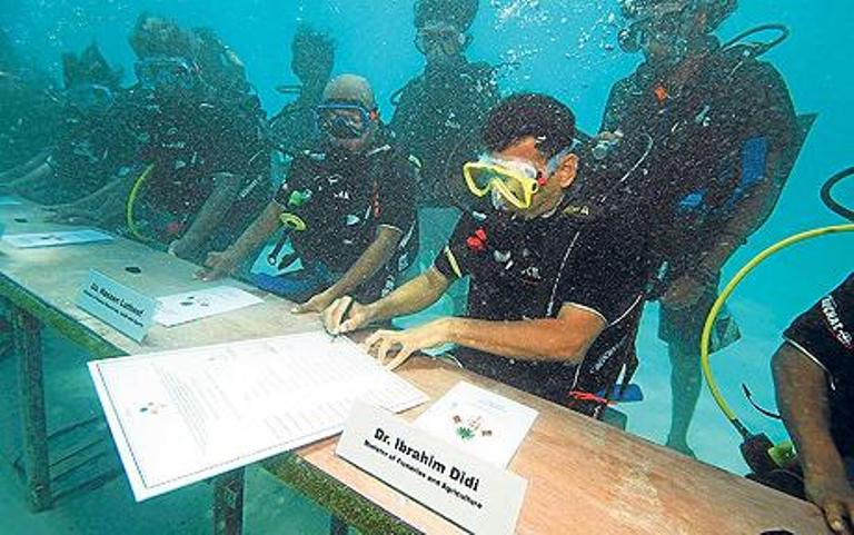 Underwater-Cabinet-Meeting.jpg